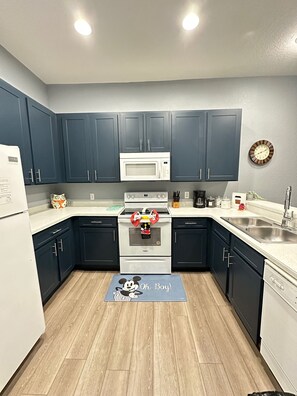 Een koelkast, een microgolfoven, een oven, een kookplaat