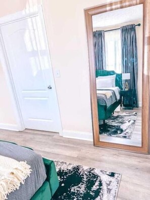1 slaapkamer, een bureau, een strijkplank/strijkijzer, reisbedje