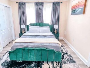 1 slaapkamer, een bureau, een strijkplank/strijkijzer, reisbedje