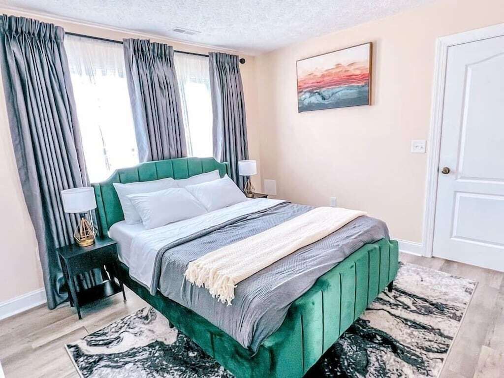 1 habitación, escritorio, tabla de planchar con plancha y cuna de viaje 