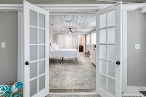 5 bedrooms, desk, iron/ironing board, free WiFi