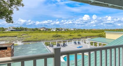 Pool! Waterfront Retreat, Huge Deck, Game Room, Bike to Downtown and Beach, $300 in Free Tickets!