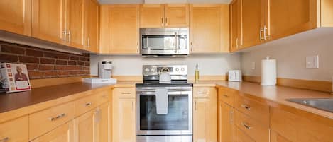 Fridge, microwave, stovetop, dishwasher