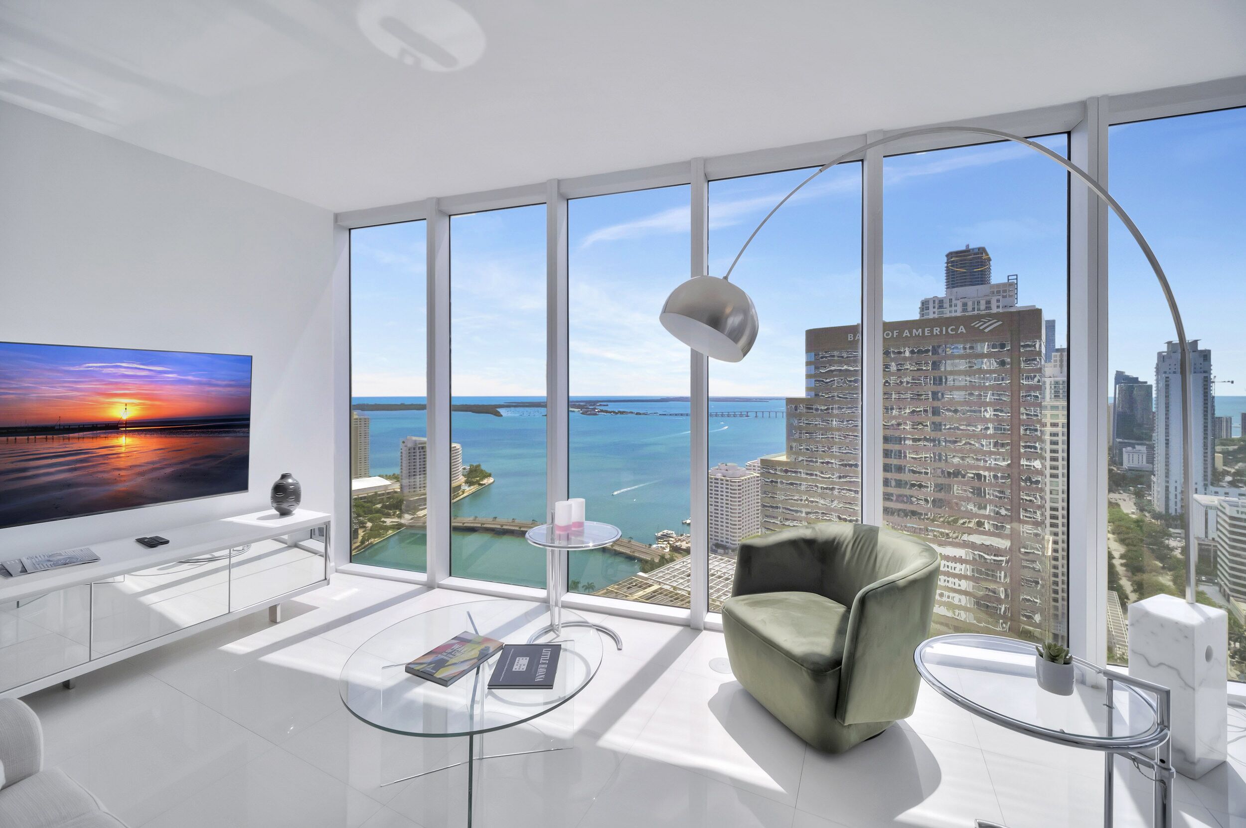 تلفزيون بشاشة مسطحة