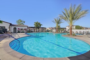 A swimming pool with clear blue water, surrounded by lounge chairs and palm trees. - Prime PGA West Escape, Pool, BBQ and Patio (La Quinta)
