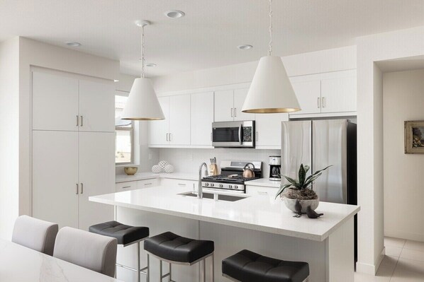 Réfrigérateur, four à micro-ondes, un four, surface de cuisson