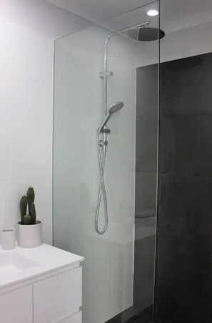 Douche, serviettes fournies, savon, shampooing