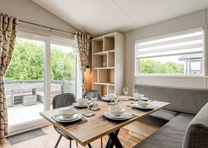 Dining - Platinum 3 Lodge (Pet) (Mablethorpe)