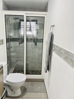 Toalhas de banho, sabonete, shampoo, papel higiênico