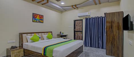 Escritorio y tabla de planchar con plancha