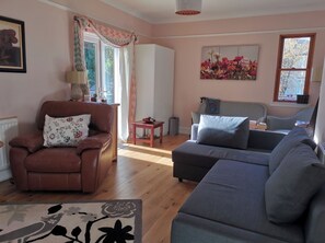 Living area - Beautiful & private self contained flat with garden, 10 mins to town (Glasgow)