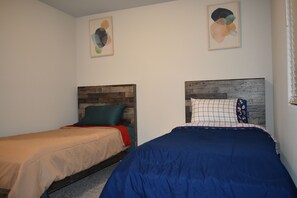 4 slaapkamers, een strijkplank/strijkijzer, wifi, beddengoed