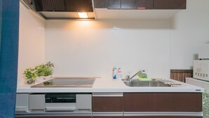 Eine moderne Küche mit eingebautem Geschirrspüler, Spüle und Mikrowelle.