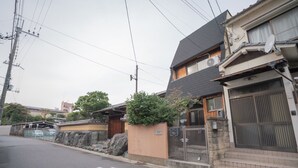 Eine Wohnstraße mit Häusern, einer gepflasterten Straße und Strommasten.