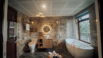 Deluxe Triple Room | Bathroom | Free toiletries, hair dryer, slippers, towels