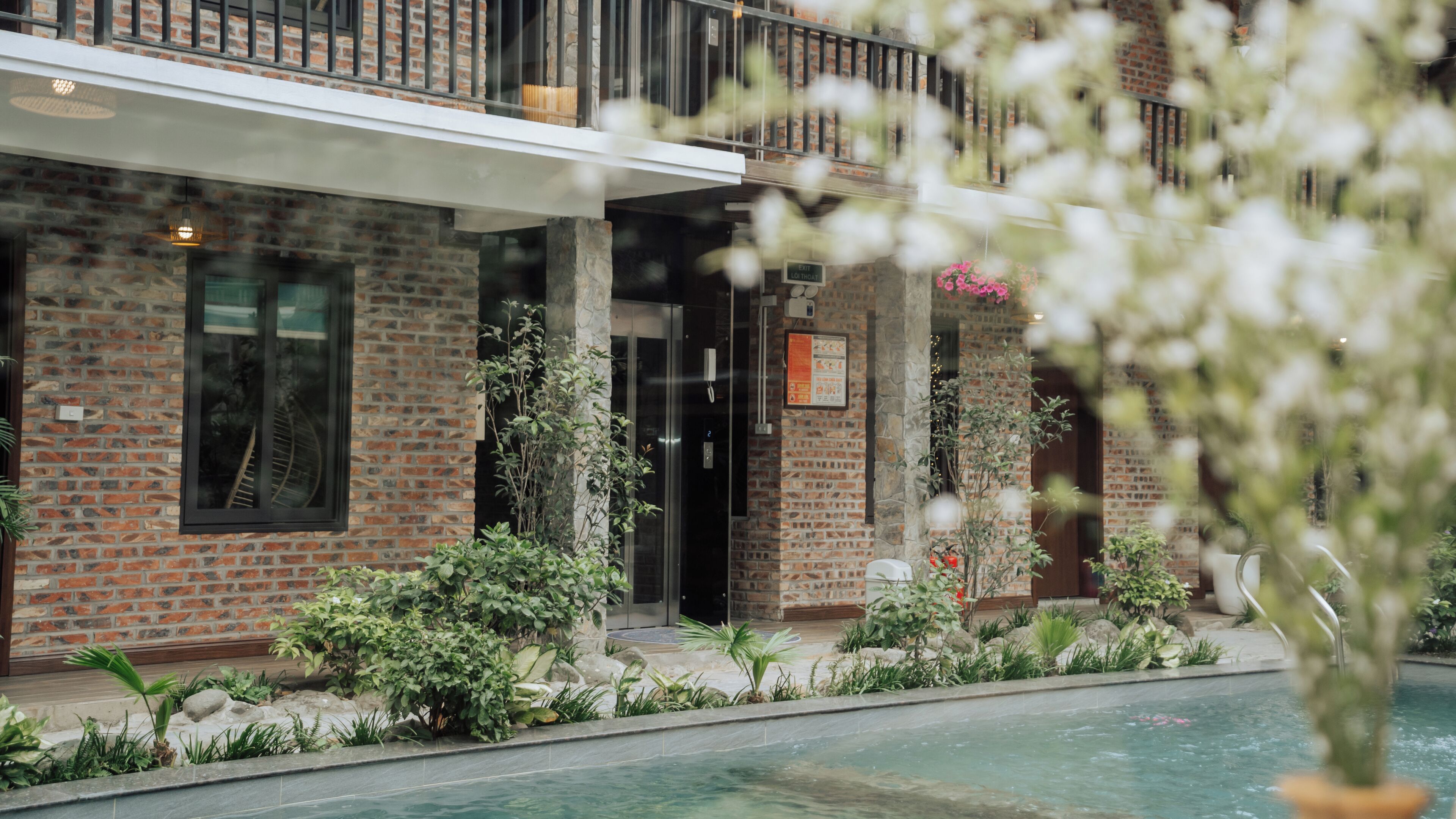 Una piscina al aire libre