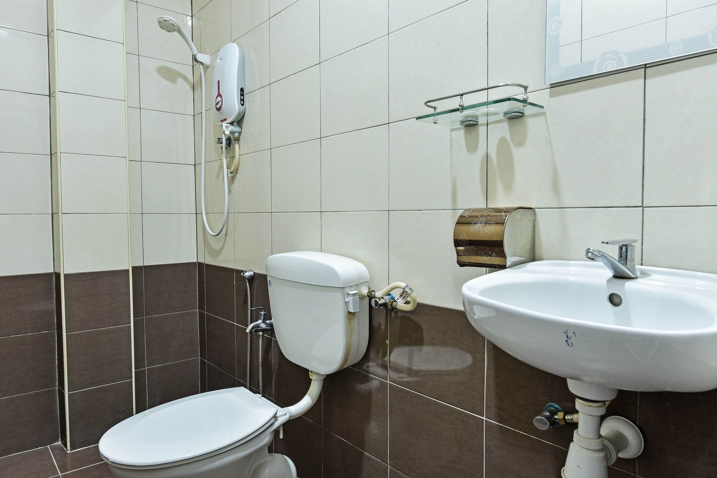 Un baño con inodoro, ducha y lavamanos.