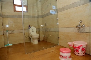 Shower, rainfall showerhead, free toiletries, slippers