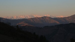 A mountainous landscape with snow-capped peaks and a valley in the foreground. - Wood Crista Retreat by Park Tree (Theog)