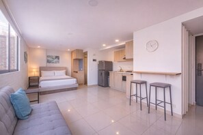 Schreibtisch, Bügeleisen/Bügelbrett, Reisekinderbett, kostenloses WLAN