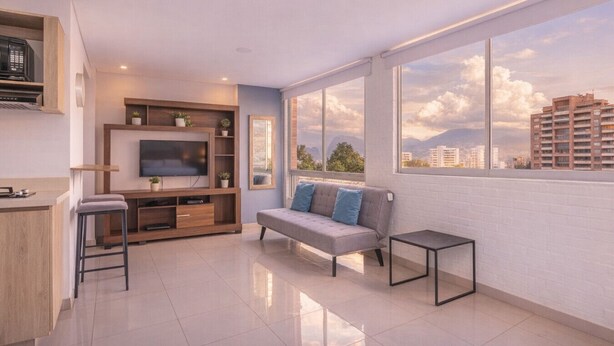 Un salón moderno con televisor de pantalla plana, mueble de entretenimiento de madera, sofá gris y vistas a la ciudad a través de amplias ventanas.