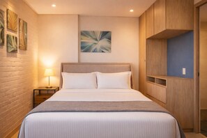 Escritorio, tabla de planchar con plancha, cuna de viaje y wifi gratis 