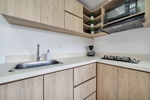 Refrigerador, microondas, placa de cocina, cafetera/tetera
