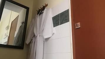 Shower, perlengkapan mandi gratis, kloset, dan handuk
