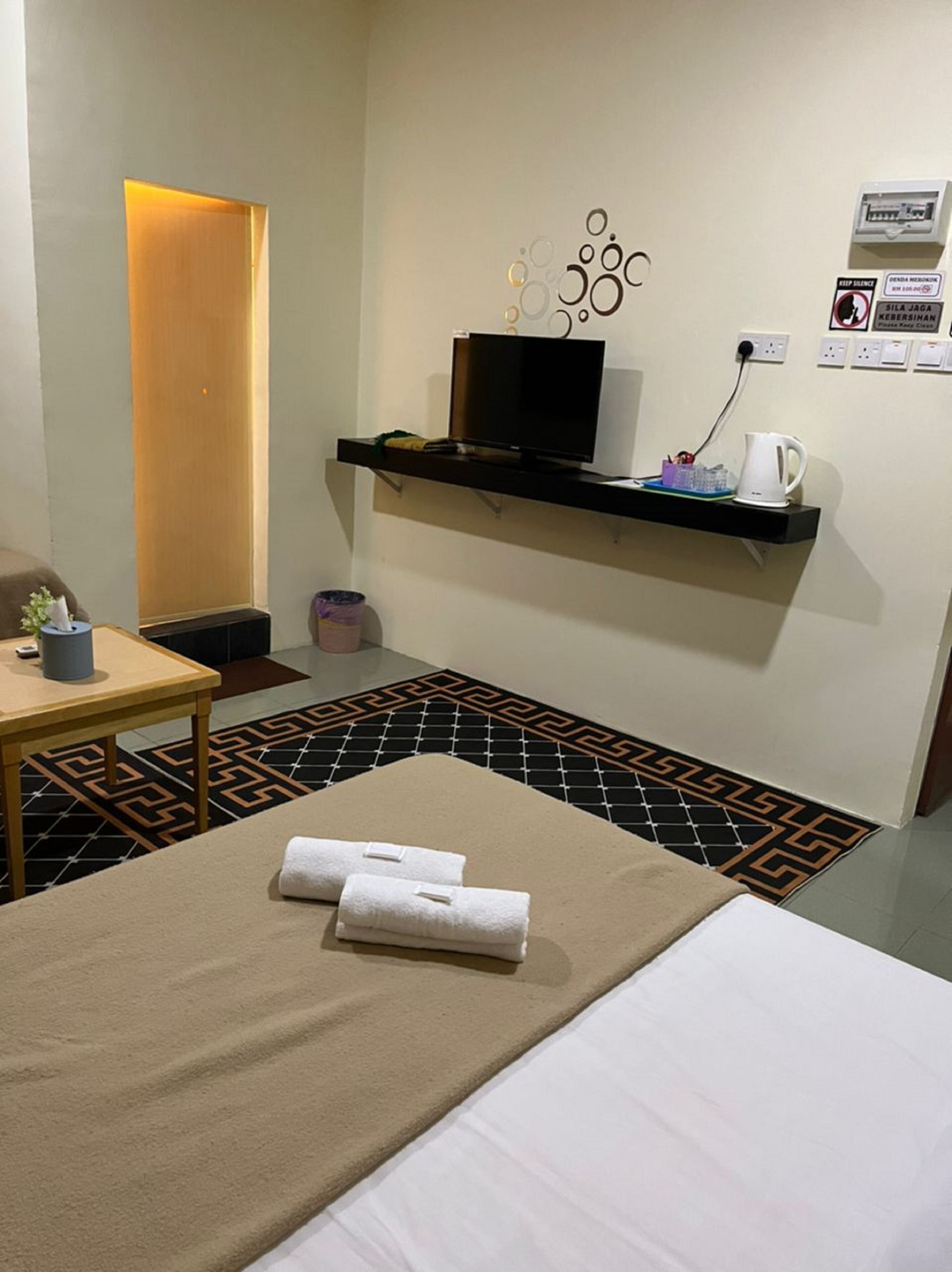 Laptop workspace, free WiFi, bed sheets