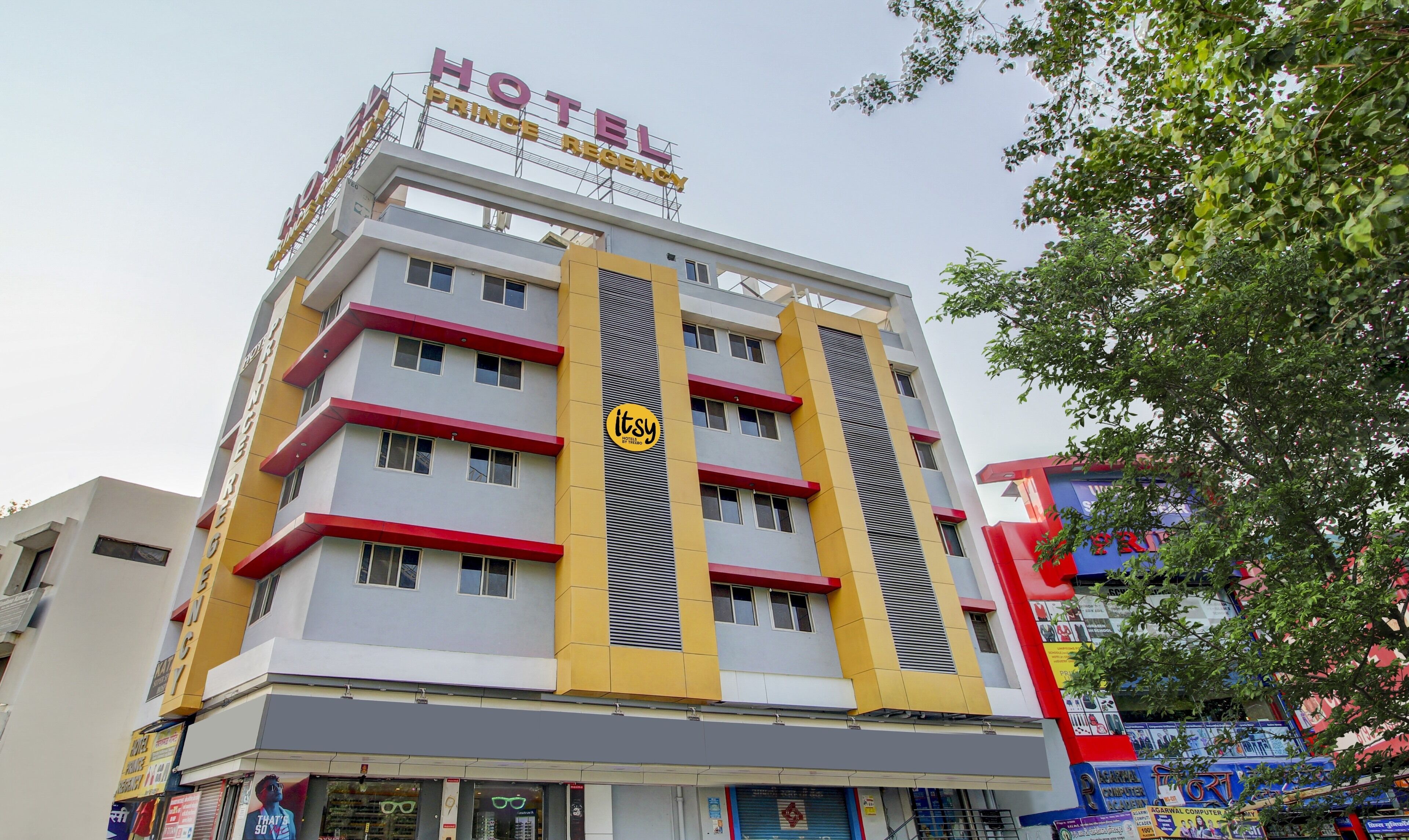 Ett hotell med flera våningar, med en tydlig skylt som visar texten ”HOTEL PRINCE – NÖDUTGÅNG”.