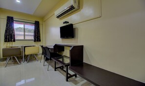 Deluxe Room | Desk - Itsy Hotels Prince Regency (Pune)