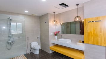 Executive Room, 1 Katil Raja (King), Hot Tub, River View | Bilik Mandi | Pengering rambut, jubah mandi, selipar, bidet