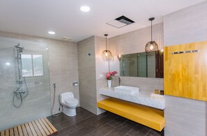 Chambre Exécutive, 1 très grand lit, bain à remous, vue fleuve | Salle de bain | Sèche-cheveux, peignoirs, chaussons, bidet