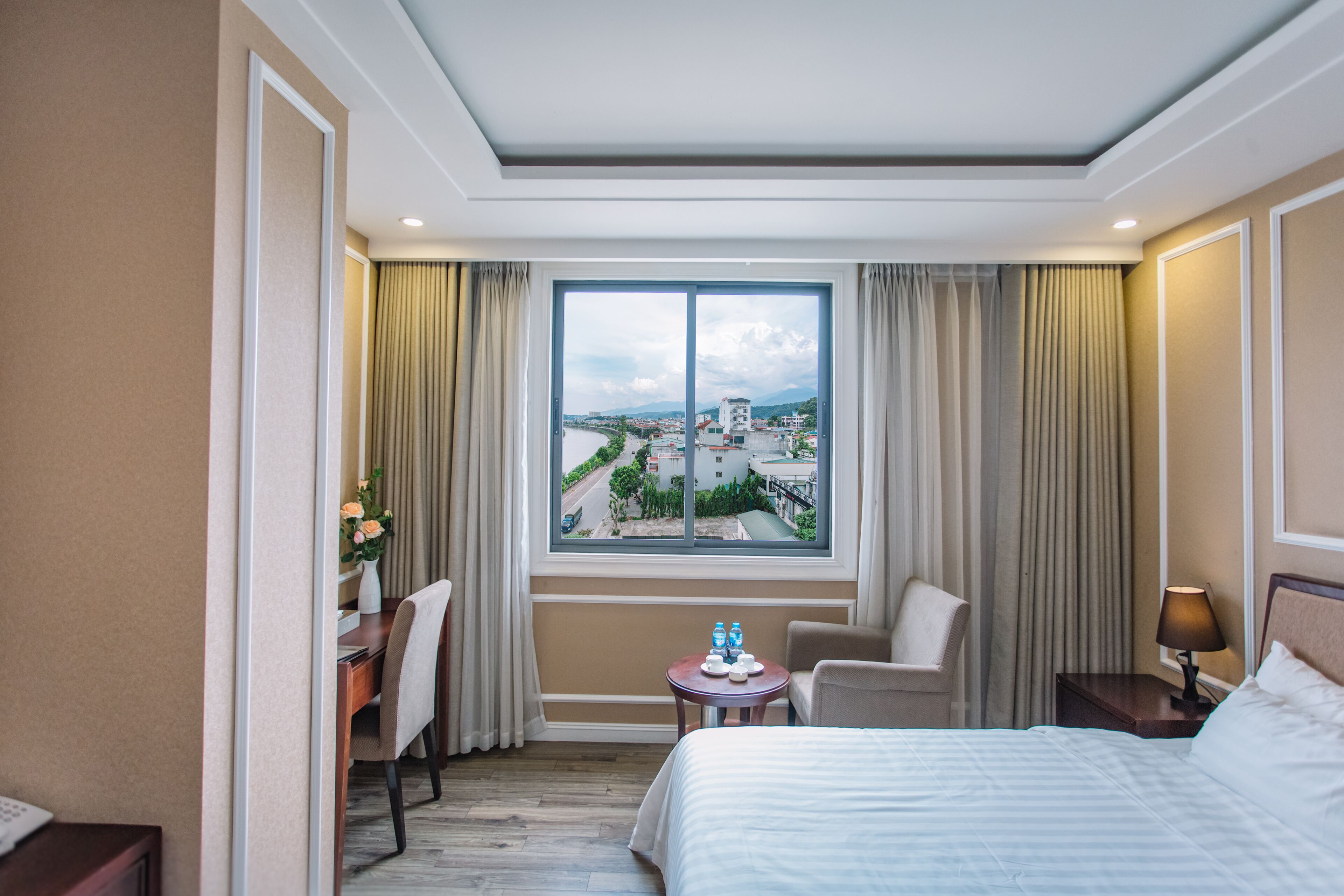 Kamar Deluks, 1 Tempat Tidur King, pemandangan sungai | Pemandangan kota