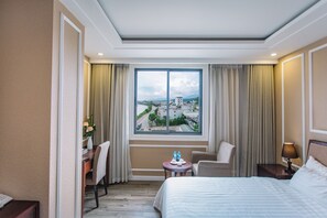 Deluxe Room, 1 King Bed, River View | City view