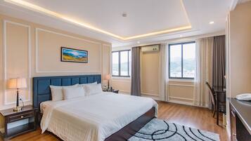 Executive Room, 1 King Bed, Hot Tub, River View | Free minibar items, in-room safe, desk, blackout drapes
