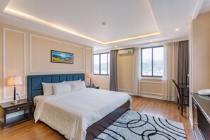 Quarto executivo, 1 cama King, banheira de imersão, vista para o rio | Frigobar (abastecido com alguns itens grátis), cofres nos quartos