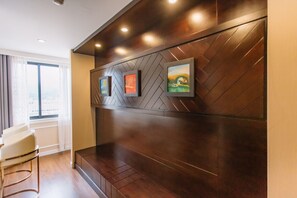 Quarto executivo, 1 cama King, banheira de imersão, vista para o rio | Frigobar (abastecido com alguns itens grátis), cofres nos quartos
