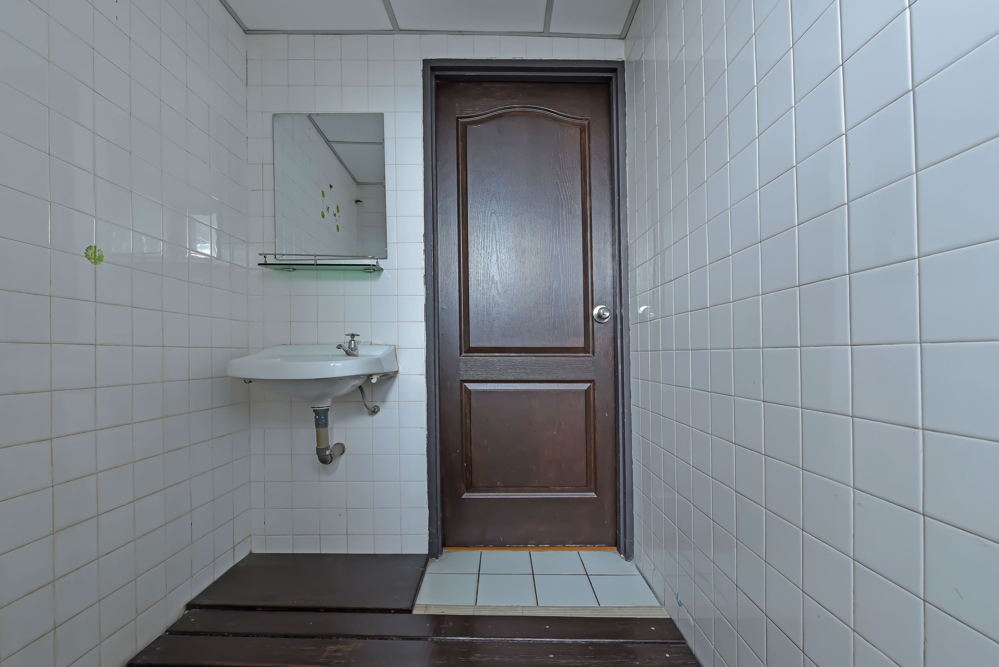 Laptop workspace, free WiFi, bed sheets