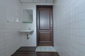 Espacio para trabajar con un portátil, wifi gratis, ropa de cama