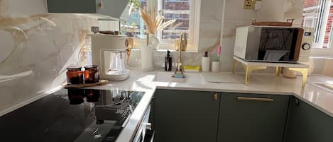 Een koelkast, een magnetron, een oven, een kookplaat