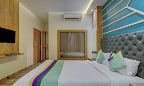 Deluxe Double Room | Desk - Treebo Prince Andheri East (Mumbai)