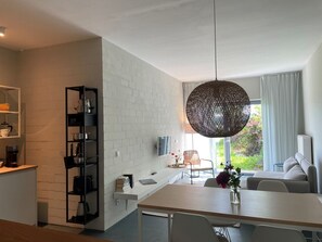 Smart-tv, bordtennisbord, bøger