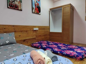 Double Room, Shared Bathroom | Bed sheets - Hotel O Coke Guest House (Alor Gajah)