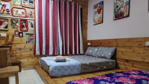 A bedroom with a bed, a small desk, and a chair. There are curtains and a poster on the wall. - Hotel O Coke Guest House (Alor Gajah)