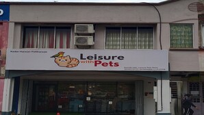 A building with a sign for 'Leisure with Pets' and a storefront. - Hotel O Coke Guest House (Alor Gajah)