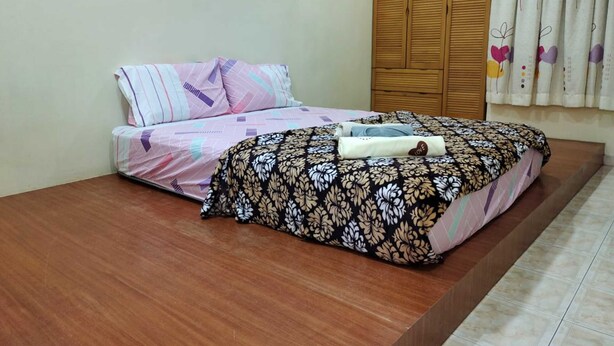 A bedroom with a bed, a wardrobe, and a curtain. - Hotel O Coke Guest House (Alor Gajah)