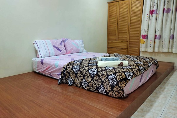 Double Room, Shared Bathroom | Desk, bed sheets