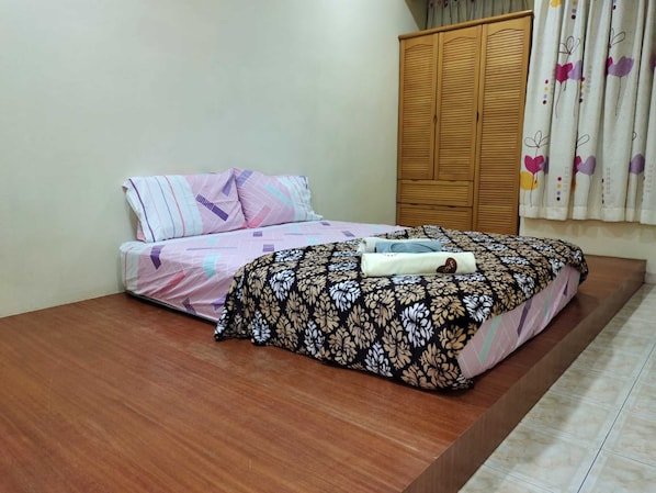 Double Room, Shared Bathroom | Bed sheets - Hotel O Coke Guest House (Alor Gajah)