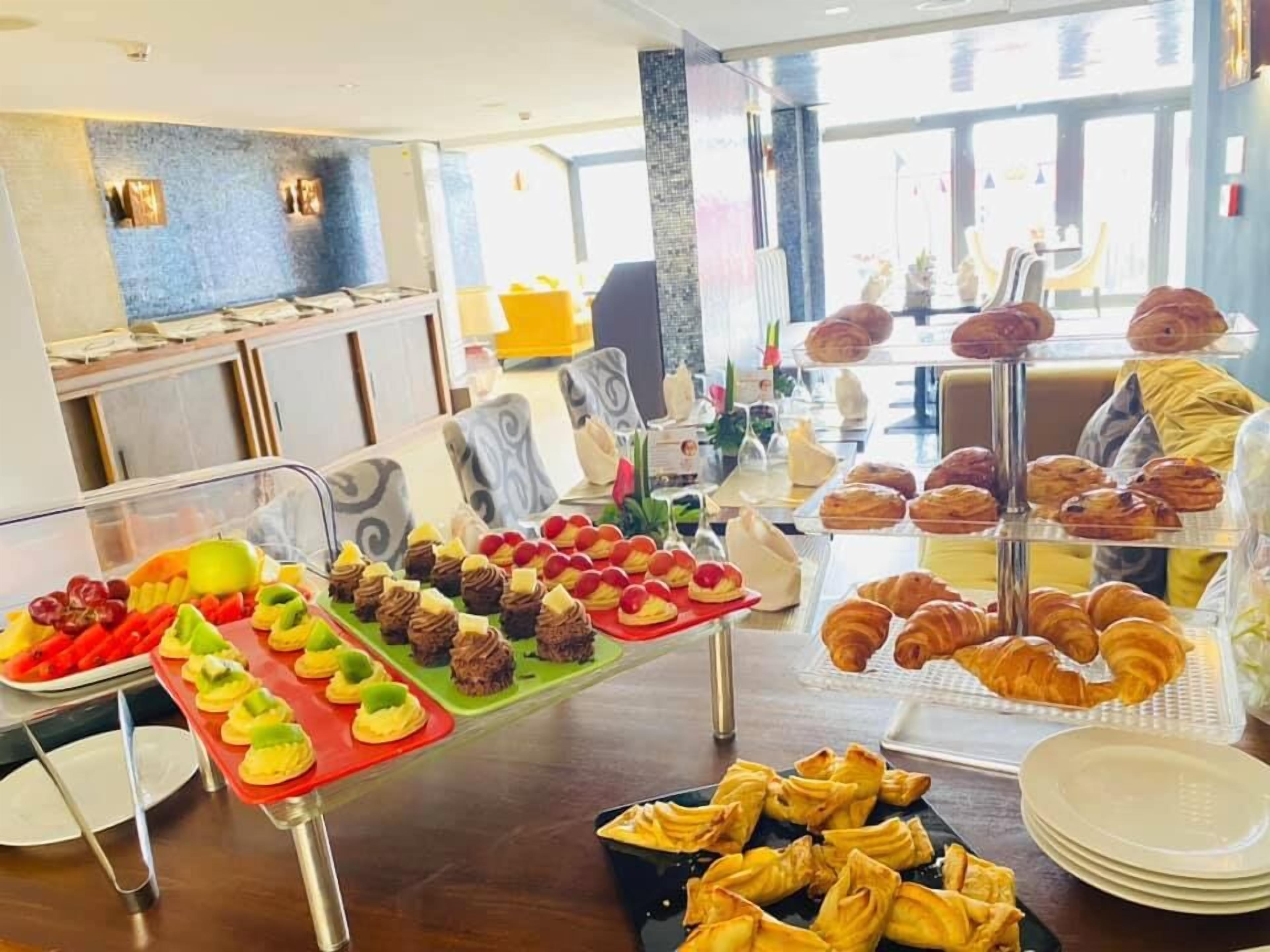 Se ofrece un desayuno bufé (12000 EUR por persona)